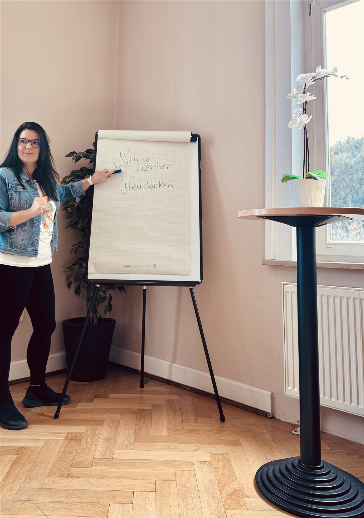 Neda Hundertmark bei einem Seminar am Flipchart – Vorträge und Trainings für Unternehmen